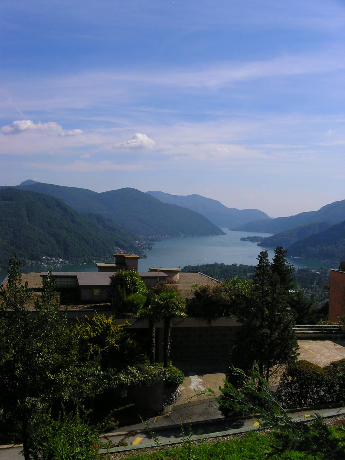 Il Lago di Lugano visto da Vernate, uno dei quattro Comuni chiamati al voto.
