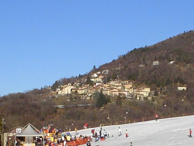 Aranno, in una veduta invernale del villaggio malcantonese.