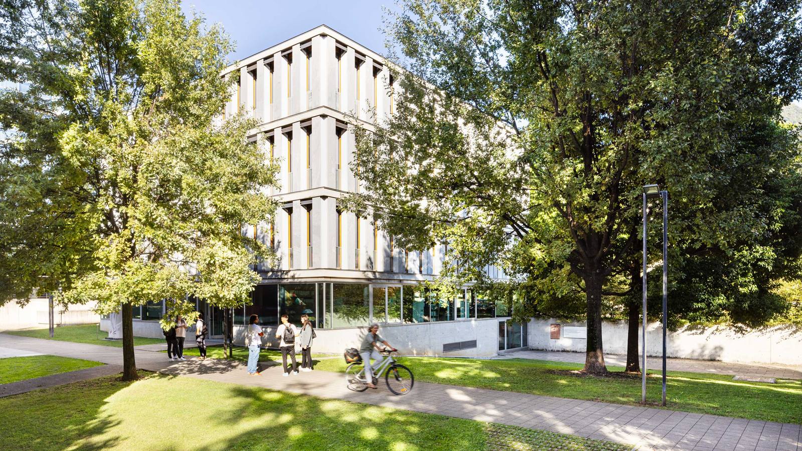Studenti davanti alla sede della Facoltà di Teologia, affiliata all'USI: il certificato del CAS è rilasciato congiuntamente dalla Facoltà e dall'Università della Svizzera italiana, al termine di un percorso di due semestri con stage clinico.