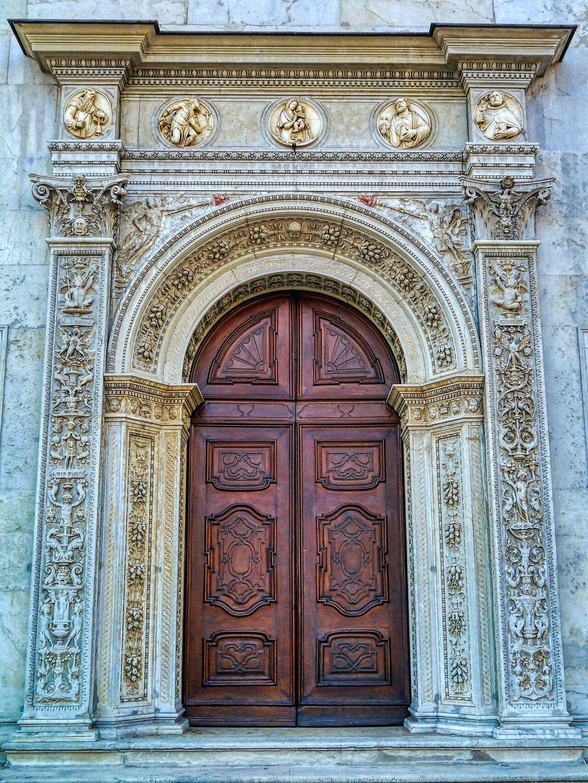 Il portale della Cattedrale di San Lorenzo, la chiesa madre della Diocesi di Lugano: è la Diocesi, in collaborazione con la Facoltà di Teologia, ad avere promosso il CAS per formare cappellani e operatori all'assistenza spirituale dei pazienti.