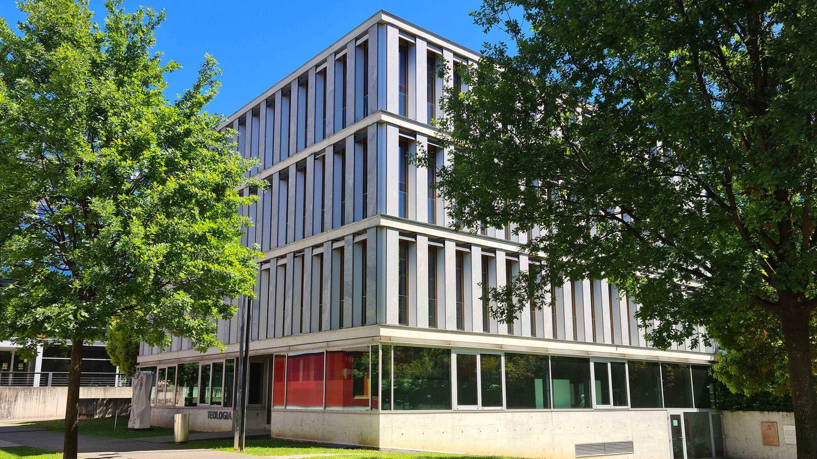 La sede della Facoltà di Teologia di Lugano, con la scritta Teologia al pianterreno: qui sabato 17 ottobre sono stati consegnati i certificati alle prime 15 persone che hanno concluso il CAS in Assistenza spirituale in ambito sanitario.