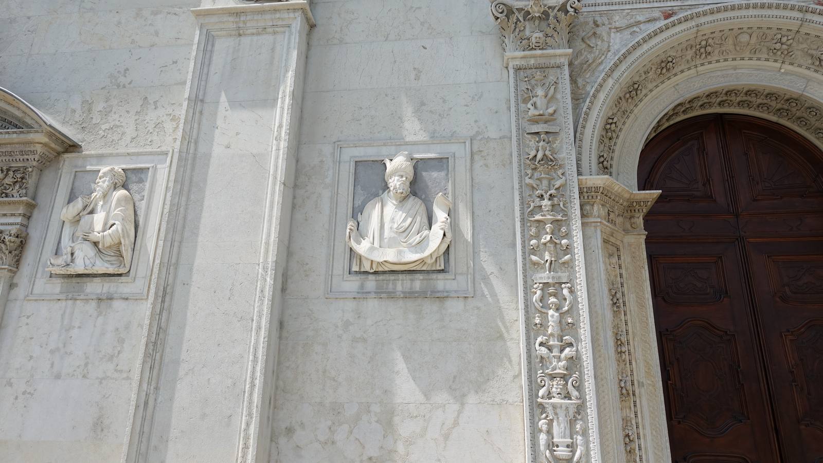 La facciata rinascimentale della cattedrale, completata nel 1517: i rilievi scolpiti raccontano la storia millenaria della chiesa madre della Diocesi di Lugano.