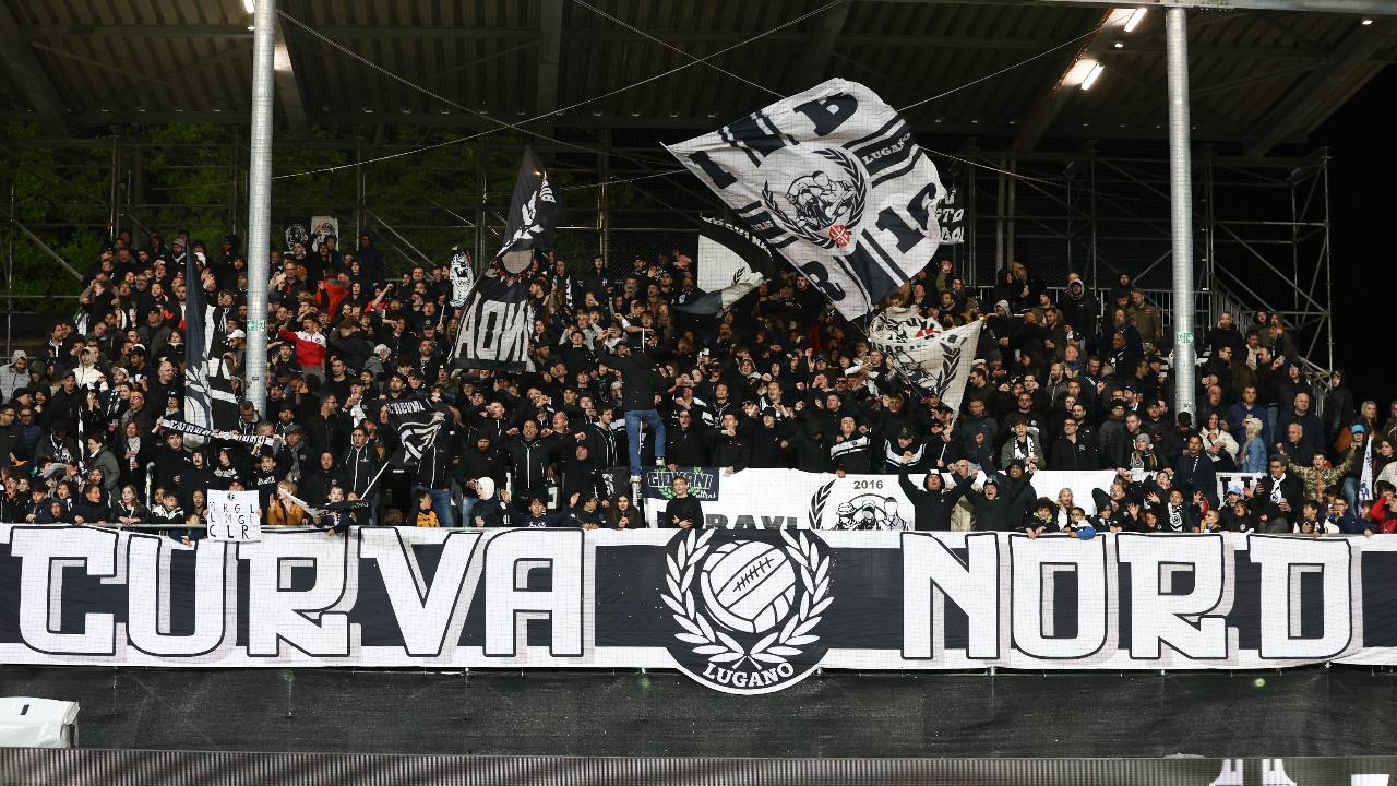 I tifosi del Lugano nella Curva Nord di Cornaredo, l'impianto che ha ospitato i bianconeri prima dell'AIL Arena: nel comunicato il club ha ringraziato i propri sostenitori per la comprensione mostrata durante la serata europea.