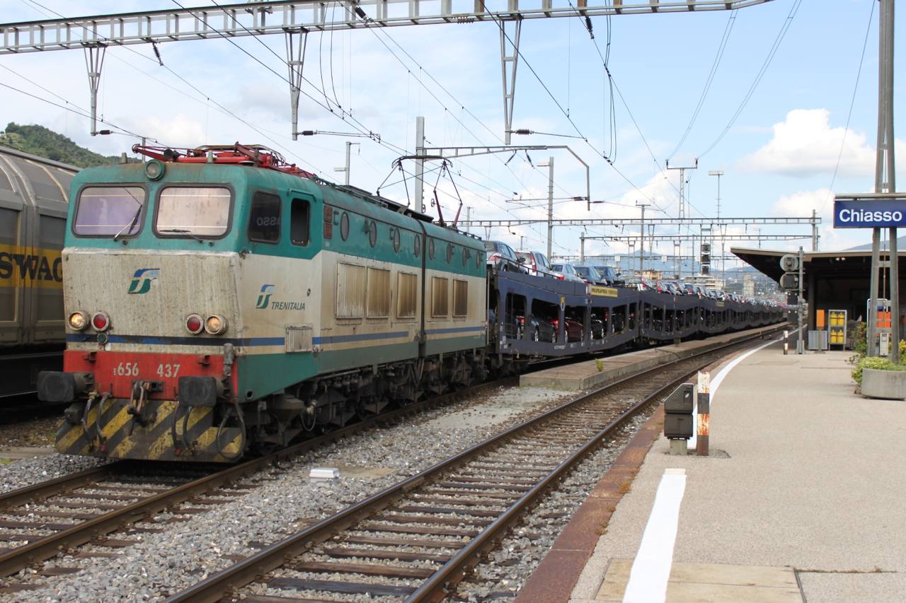 Un treno merci a Chiasso, nodo ferroviario al confine con l'Italia.
