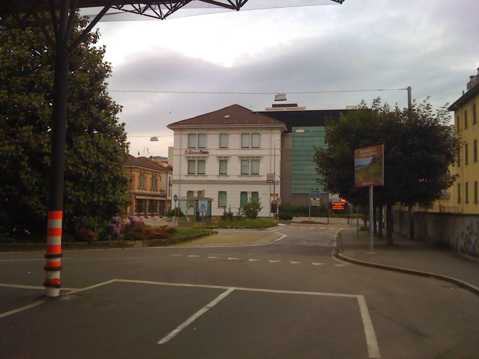 Il valico stradale di Chiasso: la città di confine, a 500 metri dall’Italia, punta a trattenere talenti e investimenti.