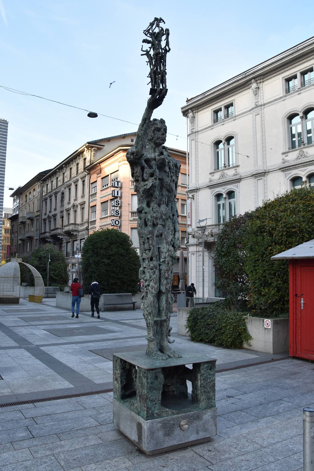 Piazza Indipendenza a Chiasso: nell’ex palazzo Credit Suisse che si affaccia sulla piazza è stato inaugurato il Lifestyle Innovation Hub.