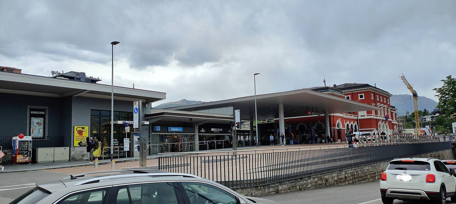 La stazione di Lugano vista dalla rotonda di Besso: è in questo quartiere residenziale, a ovest della stazione, che si trova la palazzina di via Cortivallo evacuata domenica mattina.