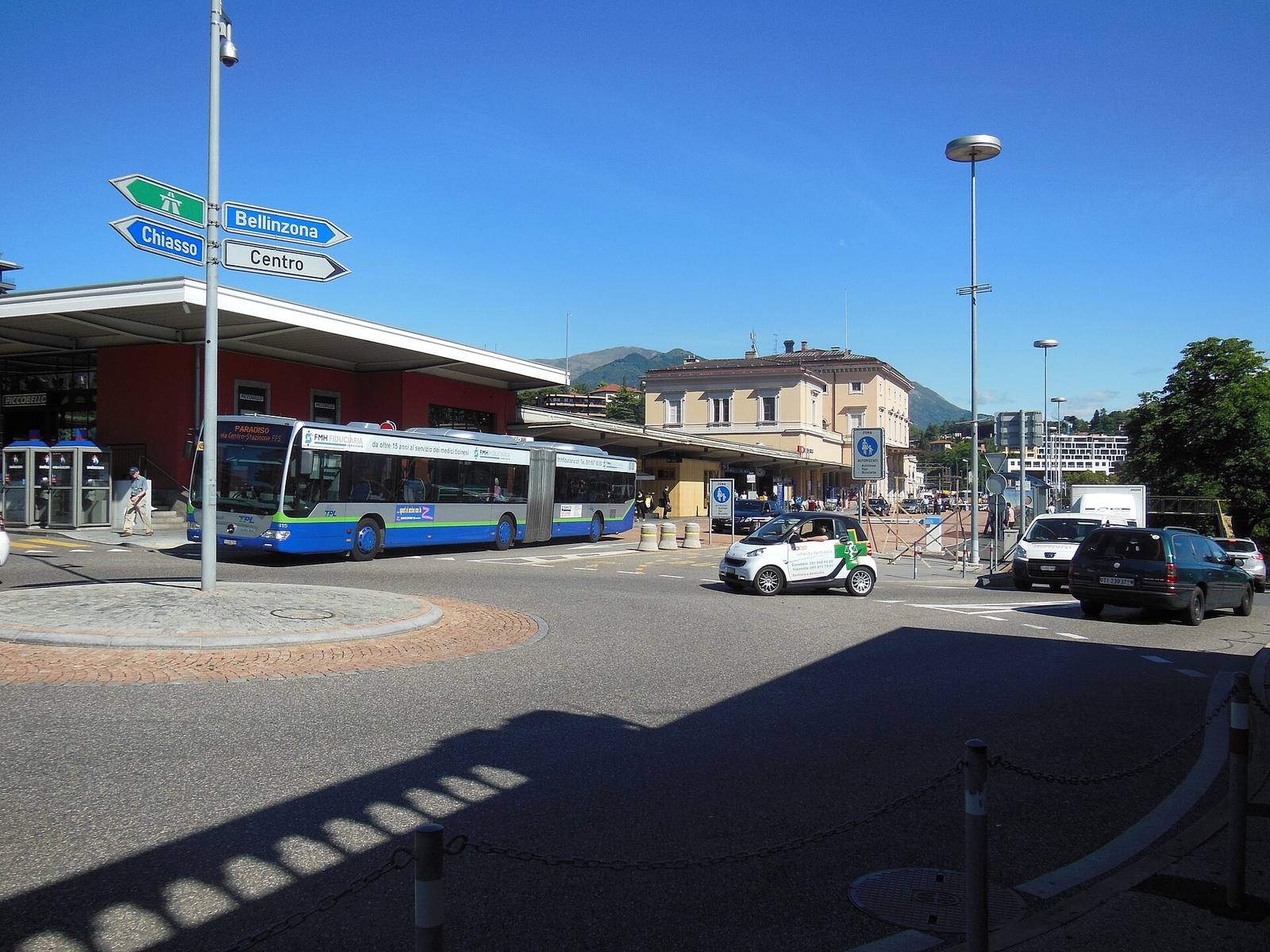 Il piazzale della stazione con un bus dei Trasporti Pubblici Luganesi: domenica mattina, mentre i soccorsi lavoravano in via Cortivallo, 22 inquilini della palazzina sono stati allontanati a titolo precauzionale.