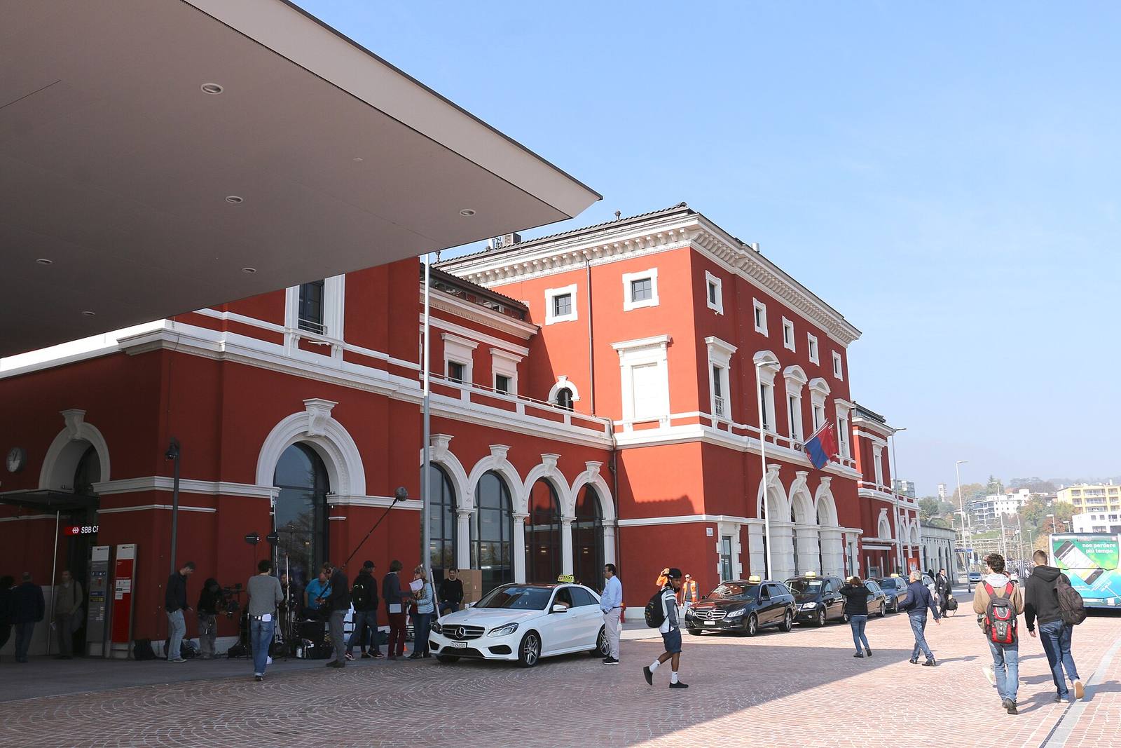 Il fabbricato viaggiatori della stazione di Lugano, nel quartiere di Besso, in una foto del 2017: via Cortivallo, dove domenica è divampato l'incendio mortale, si trova a poca distanza, sul versante occidentale della città.
