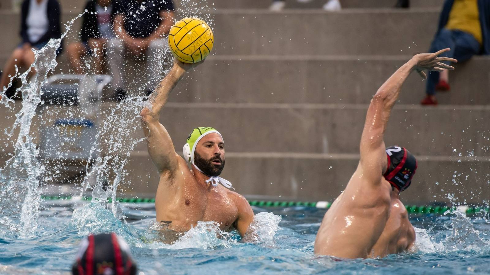 Un giocatore degli Sharks al tiro, con il pallone della squadra luganese: la stagione 2026/27 si apre giovedì 15 ottobre alla piscina di Trevano con il derby di Coppa Svizzera contro il Bissone.