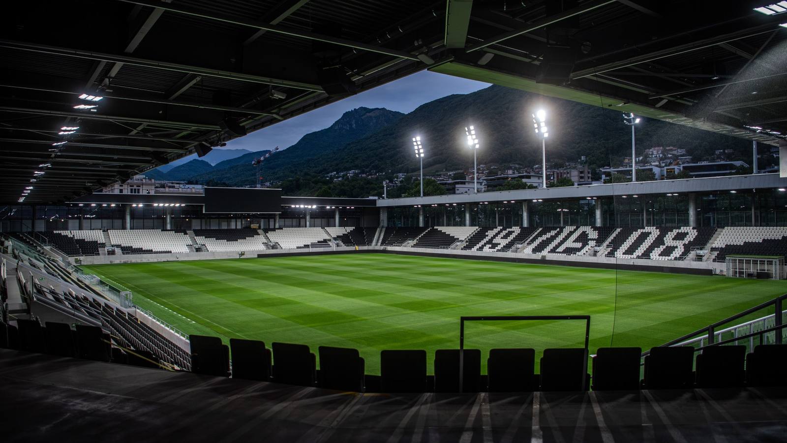 L'AIL Arena di Lugano sotto i riflettori, con i seggiolini che compongono la scritta 1908: giovedì sera lo stadio ha ospitato la prima giornata della fase a campionato di Conference League, con il Lugano vittorioso in rimonta sulla Stella Rossa per 3-2.