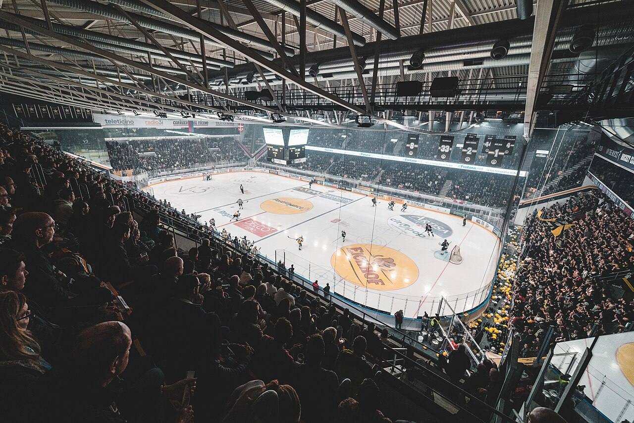 La Cornèr Arena, la pista di casa del Lugano, durante una partita dei bianconeri: con 15 punti e l'undicesimo posto in classifica, la squadra di Mitell deve correggere in fretta il rendimento in inferiorità numerica.