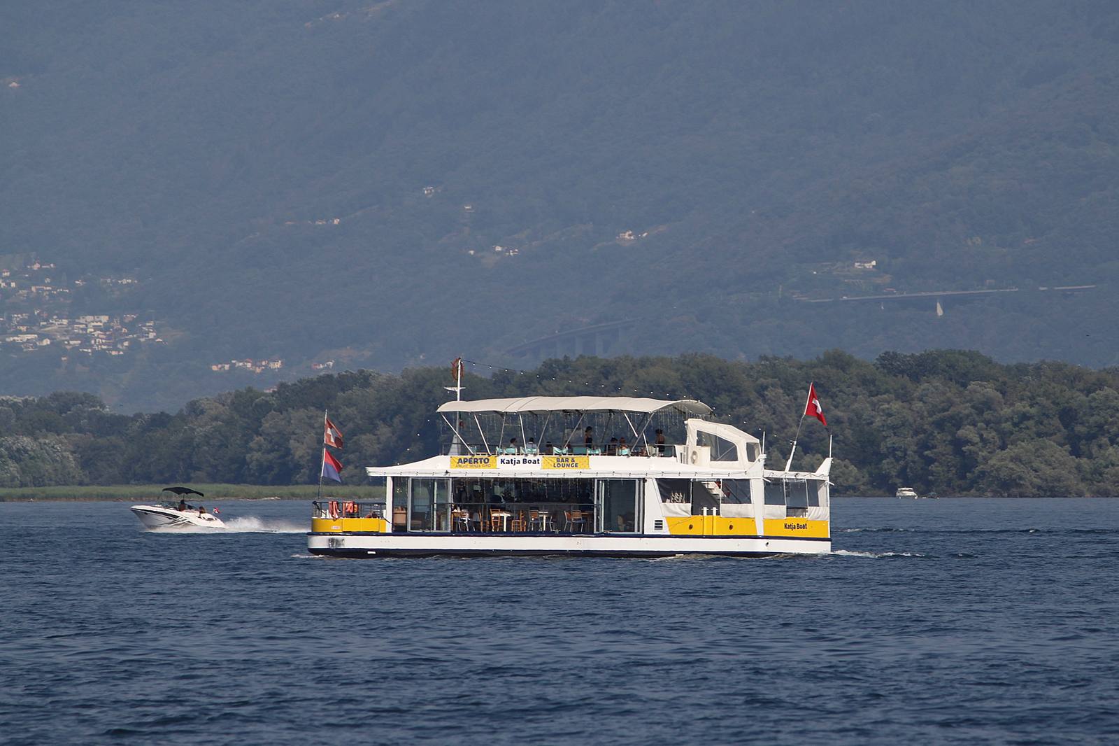 Un battello al largo di Magadino, sul Lago Maggiore: la navetta Magadino-Locarno è un servizio di trasporto pubblico.