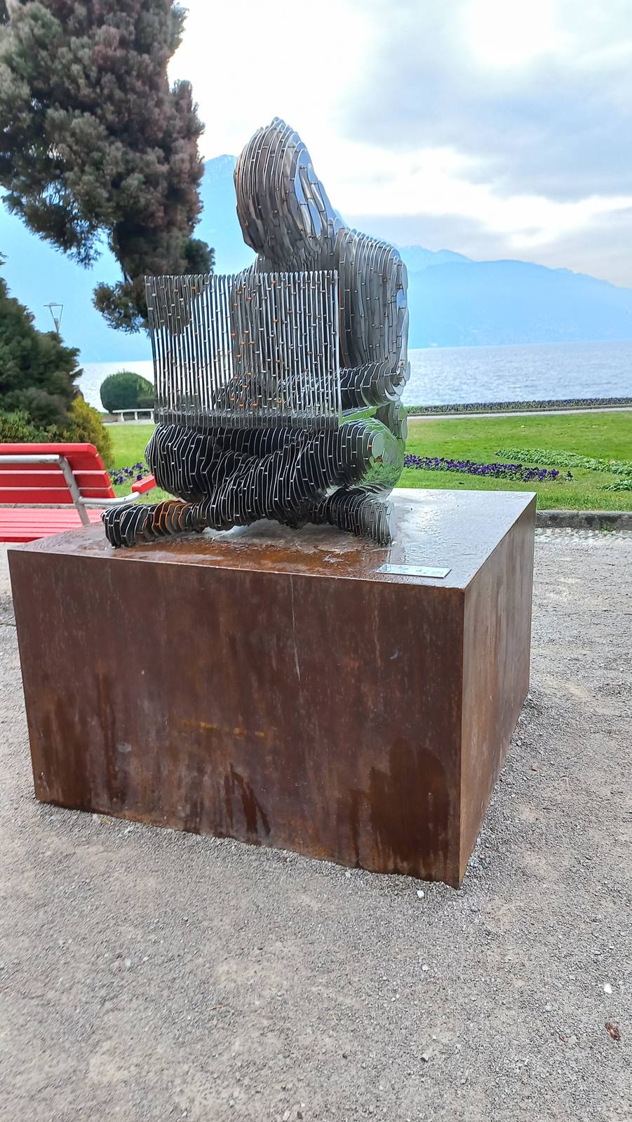 La statua di Satoshi Nakamoto al Parco Ciani di Lugano, simbolo della città del Bitcoin.