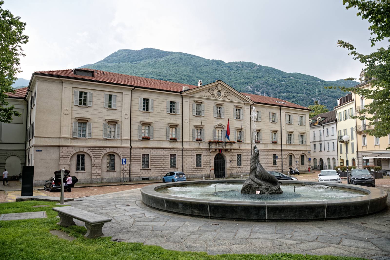 Piazza Governo a Bellinzona, con la fontana e il Palazzo delle Orsoline.