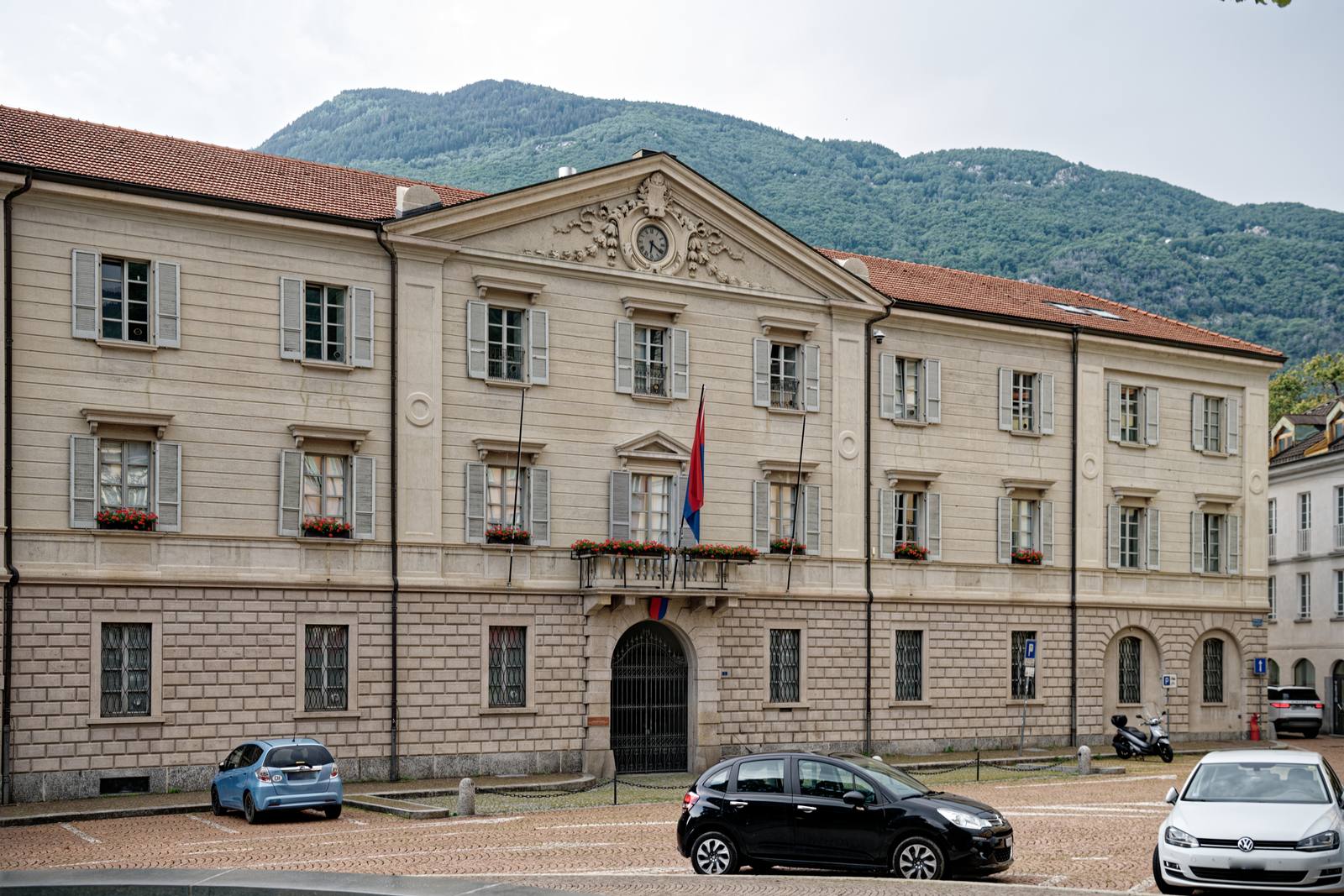 The Palazzo delle Orsoline in Bellinzona, seat of the cantonal government: the 2027 budget closes with a 98.5 million deficit.