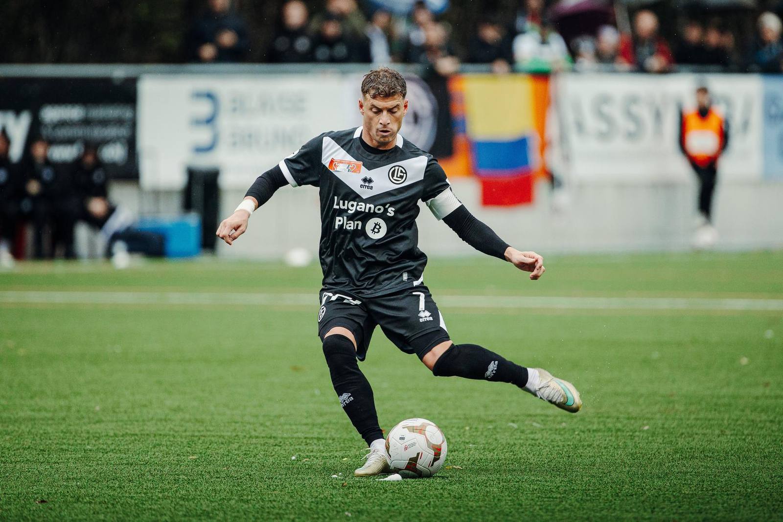 Ezgjan Alioski in azione a Pully con la fascia di capitano: al 19' il numero 7 ha trasformato il rigore del 2-0, concesso dopo la traversa colpita da Pihlström e il fallo subito dallo stesso Alioski sulla ribattuta.