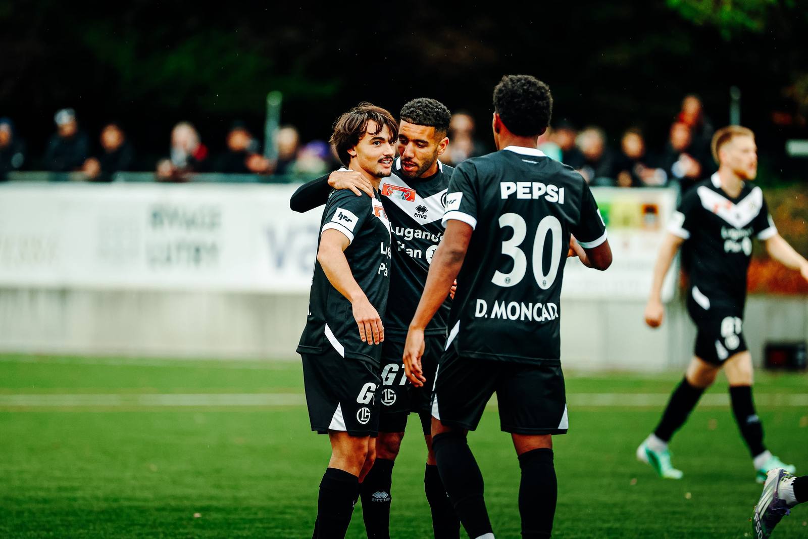 L'esultanza dei giocatori del Lugano al Centre sportif de Rochettaz di Pully, domenica pomeriggio: con il 4-0 nei sedicesimi di Coppa Svizzera i bianconeri hanno conquistato gli ottavi di finale.