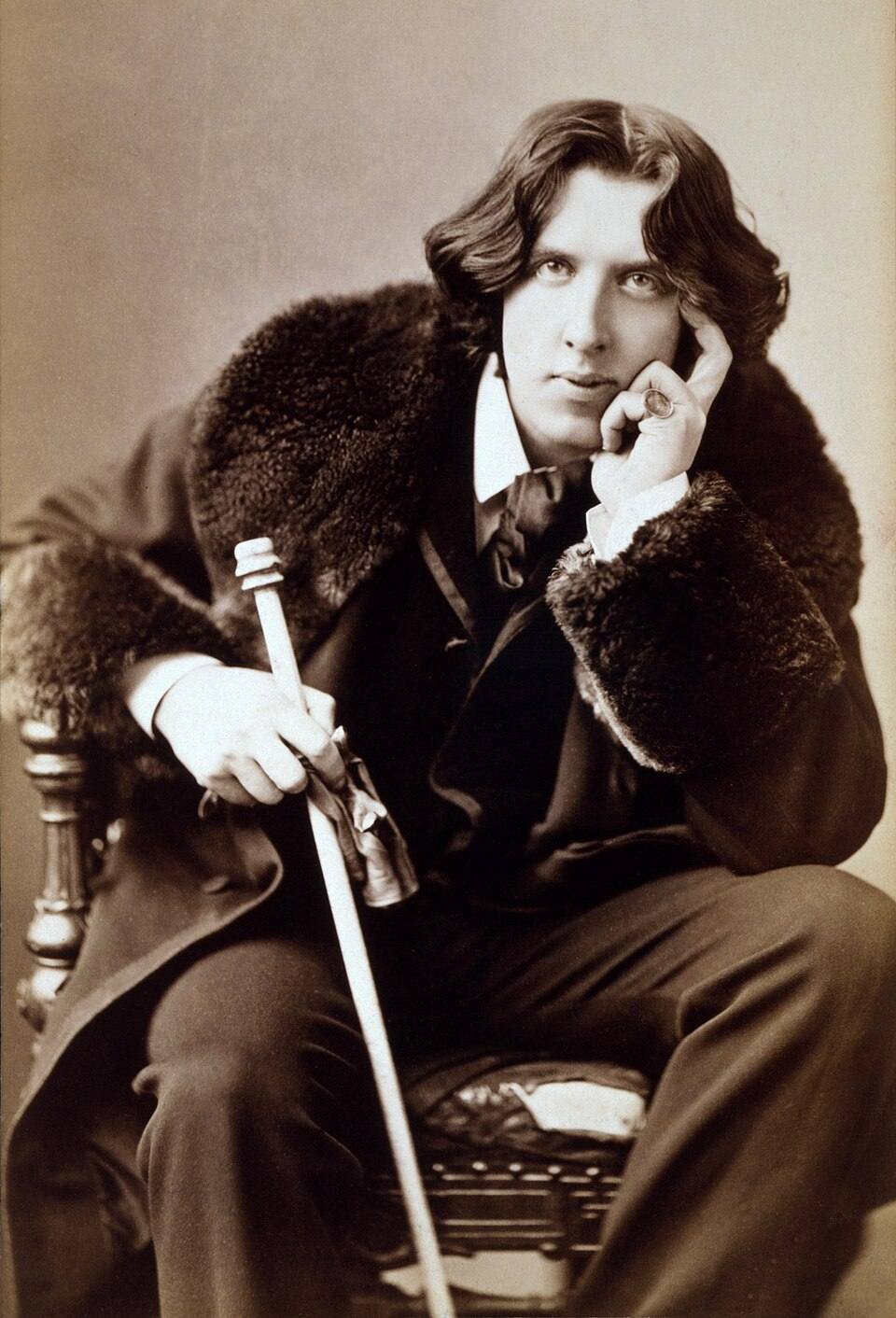 Oscar Wilde nel ritratto del 1882 di Napoleon Sarony: Un marito ideale, scritta nel 1895, è una delle commedie con cui lo scrittore irlandese mise alla berlina la rispettabilità vittoriana.