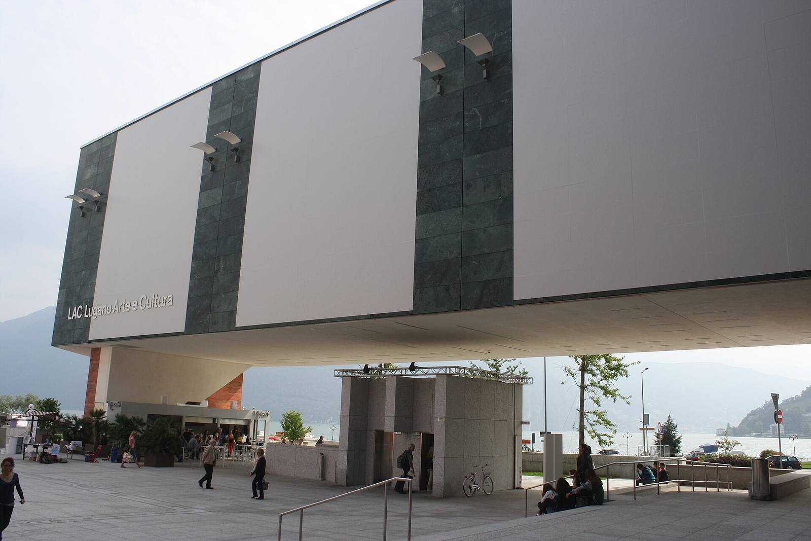 Il LAC visto da piazza Bernardino Luini: la Sala Teatro ospita le tre date luganesi della coproduzione, lunedì 19, martedì 20 e mercoledì 21 ottobre, sempre alle 20:00.